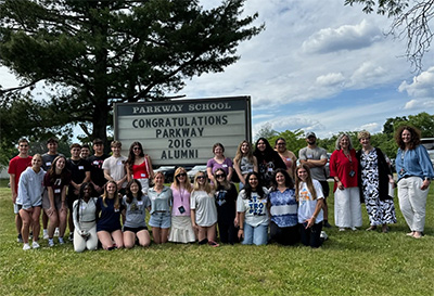 A group of seniors who graduated elementary school in 2016